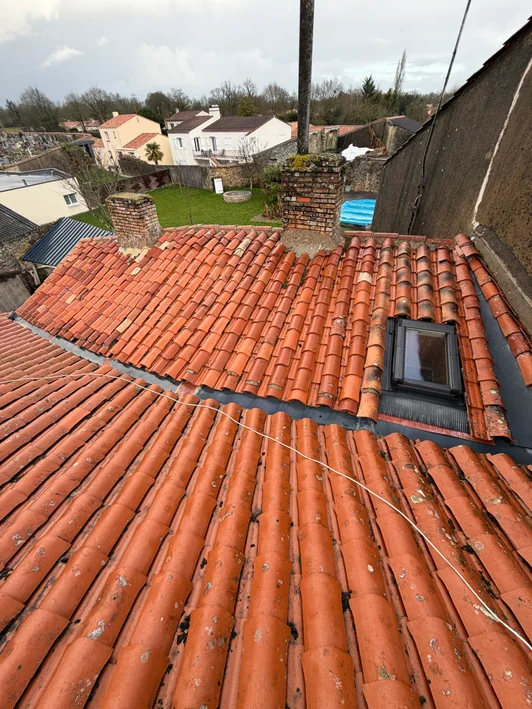 Toiture avant travaux – tuiles usées et velux ancien