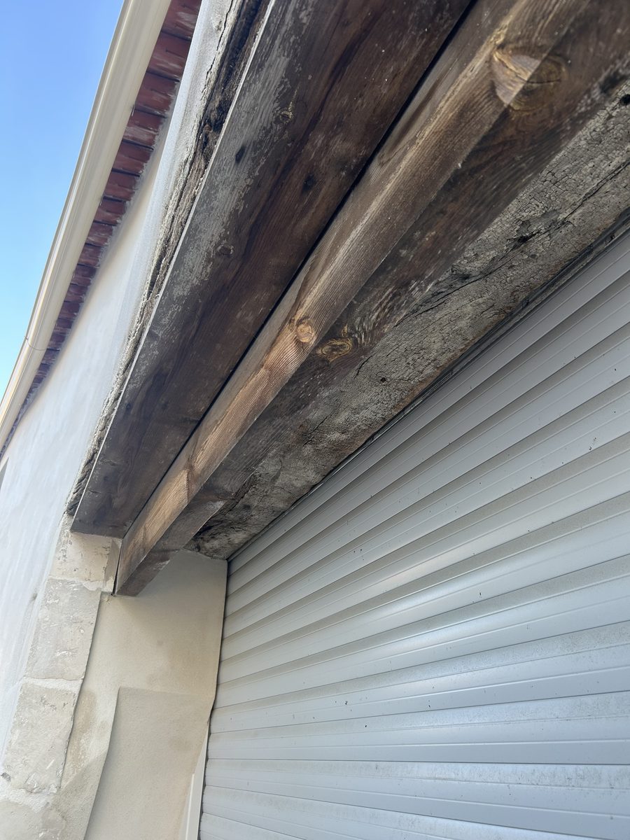 Zinguerie avant travaux – poutres bois exposées